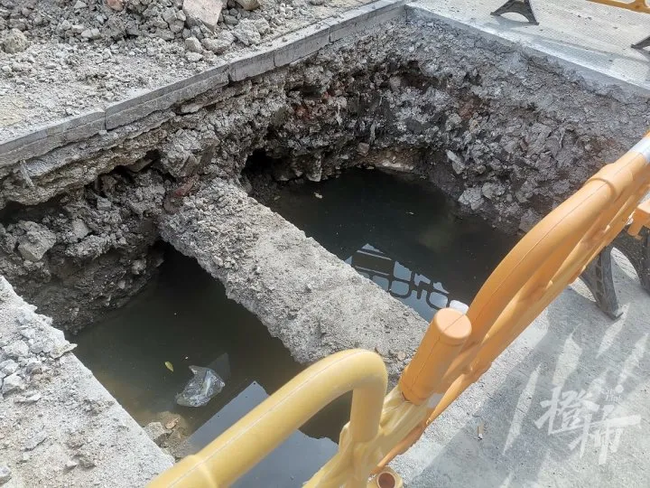 Phát hiện bao tải lạ dưới cống, công nhân vệ sinh khiếp vía khi mở ra, cảnh sát liền treo thưởng 350 triệu đồng cho ai tìm ra chân tướng sự việc - Ảnh 1.