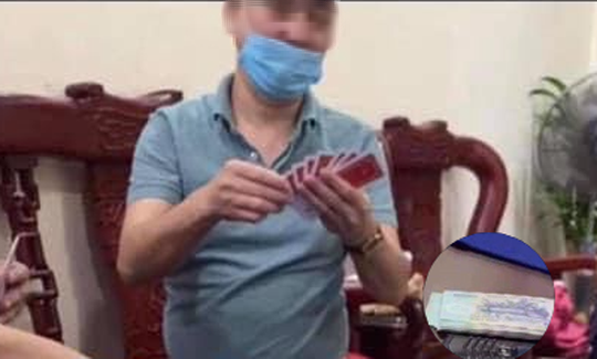  Những th&ocirc;ng tin bất ngờ từ vụ tố Chủ tịch phường đ&aacute;nh bạc l&uacute;c gi&atilde;n c&aacute;ch x&atilde; hội  - Ảnh 1.