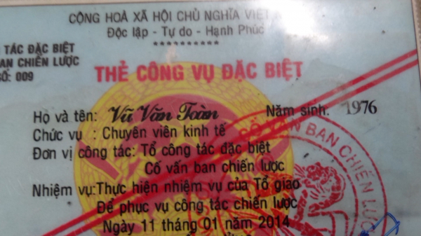 Dùng thẻ công vụ đặc biệt giả để đòi vào khu cách ly, bị phạt 12 tháng tù - Ảnh 2.