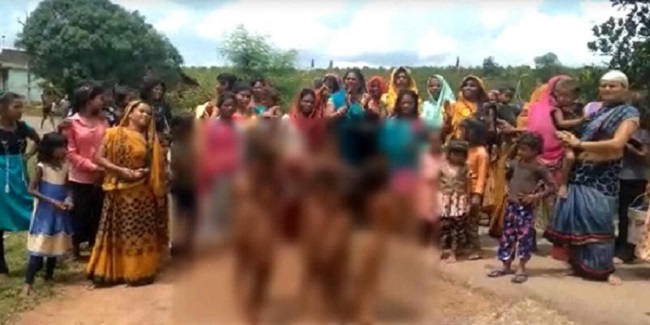 MXH lan truyền video 6 thiếu nữ bị ép khỏa thân, trói vào cột diễu hành khắp làng, tìm hiểu nguyên nhân càng thêm nóng mặt - Ảnh 1.