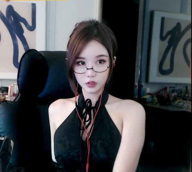 Nữ streamer xinh đẹp nhất l&agrave;ng CS:GO thể hiện t&agrave;i thiện xạ, &ldquo;chốt hạ bằng m&agrave;n cosplay đỉnh cao khiến người xem chảy m&aacute;u mũi - Ảnh 1.