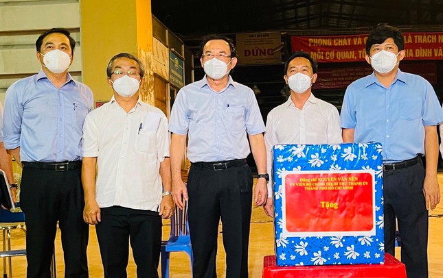Vừa mở cửa, chợ đầu mối Bình Điền dính ca dương tính - Ảnh 3.