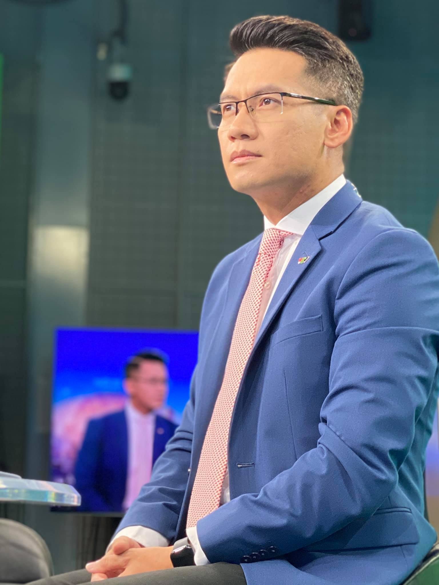 Vượt Anh da nâu, BTV nổi tiếng của Thời sự 19h vừa chiến thắng hạng mục Dẫn chương trình ấn tượng của VTV Awards! - Ảnh 4. Vượt Anh da nâu, BTV nổi tiếng của Thời sự 19h vừa chiến thắng hạng mục Dẫn chương trình ấn tượng của VTV Awards! - Ảnh 4.