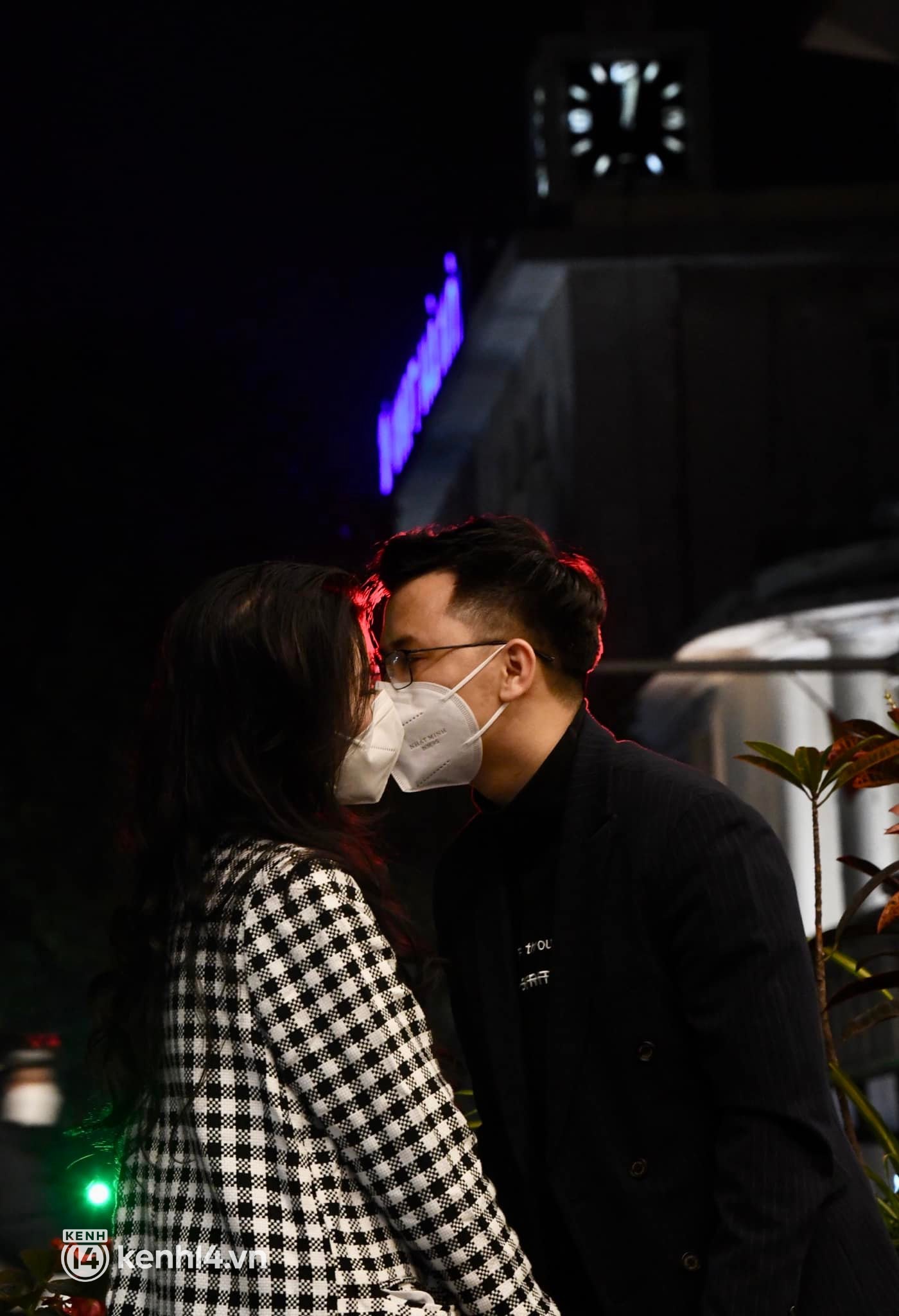 Ảnh: Nhiều cặp đôi trao nhau nụ hôn qua lớp khẩu trang, đánh dấu thời khắc chuyển giao năm mới 2022 - Ảnh 2.