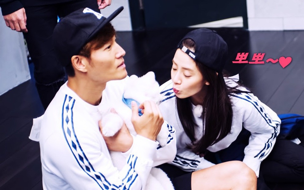Song Ji Hyo - Kim Jong Kook bị khui ảnh hẹn hò, nàng còn ngả vào vai chàng cực kỳ thân mật? - Ảnh 3. Song Ji Hyo - Kim Jong Kook bị khui ảnh hẹn hò, nàng còn ngả vào vai chàng cực kỳ thân mật? - Ảnh 3.
