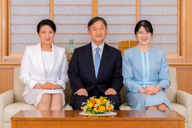 Ho&agrave;ng gia Nhật c&ocirc;ng bố ảnh năm mới 2022 kh&aacute;c biệt so với mọi năm, C&ocirc;ng ch&uacute;a c&ocirc; độc c&oacute; m&agrave;n lột x&aacute;c ngoạn mục - Ảnh 3.