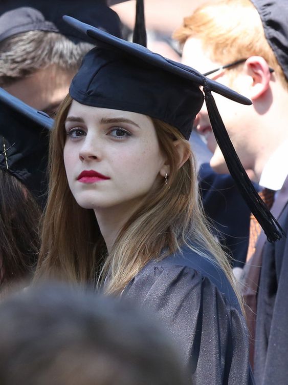 Cả MXH ầm ầm vì ảnh tốt nghiệp huyền thoại của Emma Watson: Nhan sắc chói loà chấp ảnh thường, dàn chồng online đổ dồn xin cưới - Ảnh 4.