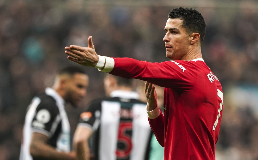 Ronaldo bị chỉ trích thậm tệ vì hành động gây ảnh hưởng xấu tới MU - Ảnh 1.