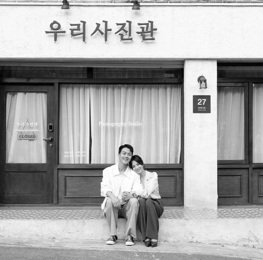 3 năm ly dị Song Joong Ki, Song Hye Kyo lần đầu công khai đăng ảnh thân mật ngoài đời với tình tin đồn - Ảnh 2.