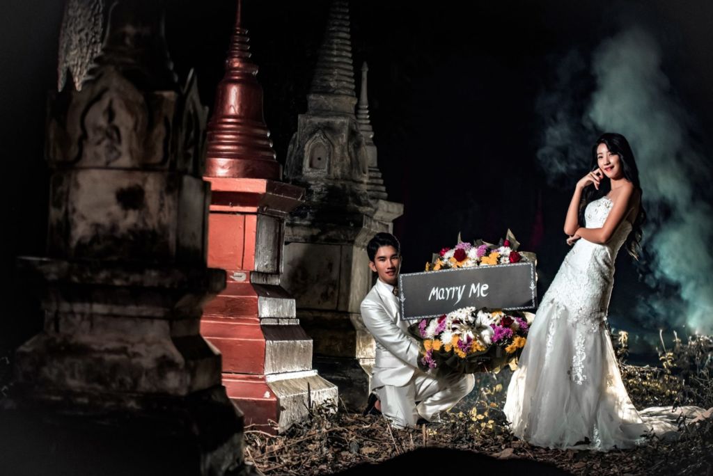 Lôi nhau ra nghĩa địa chụp ảnh cưới với quan tài và vòng hoa, cặp đôi khiến CĐM tranh cãi vì vừa đẹp lại vừa dị - Ảnh 1.