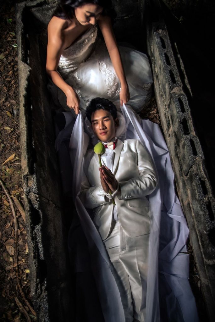 Lôi nhau ra nghĩa địa chụp ảnh cưới với quan tài và vòng hoa, cặp đôi khiến CĐM tranh cãi vì vừa đẹp lại vừa dị - Ảnh 3.