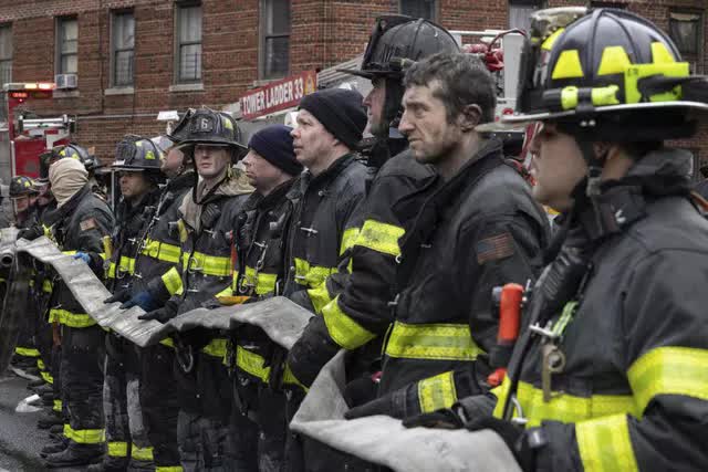 Cháy chung cư ở thành phố New York (Mỹ) khiến 19 người tử vong, bao gồm 9 trẻ em - Ảnh 1.