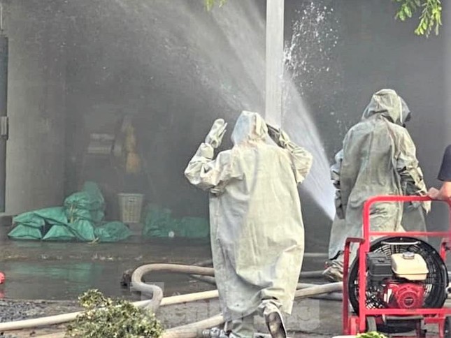 Sơ tán dân, phong tỏa đường xử lý khí gas bị rò rỉ ở xưởng đá lạnh Bình Dương - Ảnh 2. Sơ tán dân, phong tỏa đường xử lý khí gas bị rò rỉ ở xưởng đá lạnh Bình Dương - Ảnh 2.