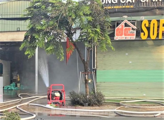 Sơ tán dân, phong tỏa đường xử lý khí gas bị rò rỉ ở xưởng đá lạnh Bình Dương - Ảnh 1. Sơ tán dân, phong tỏa đường xử lý khí gas bị rò rỉ ở xưởng đá lạnh Bình Dương - Ảnh 1.