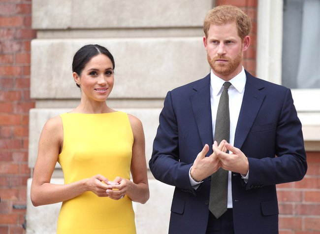 Khoảnh khắc Meghan Markle rớt mặt nạ, lộ tình cảm thật dành cho chồng, Harry chỉ biết câm nín - Ảnh 2.