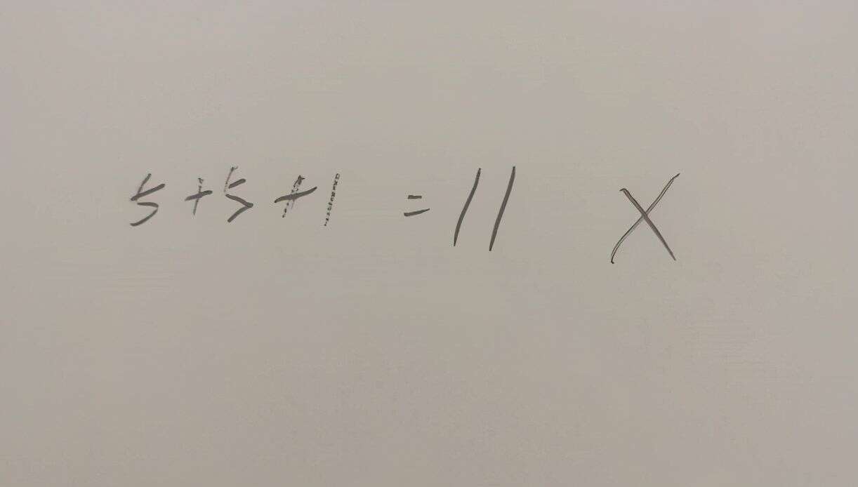 Bài Toán lớp 1 tính 5+5+1=11 bị giáo viên gạch sai, phụ huynh tức tối đến hỏi thì nhận về lời giải thích quá bất ngờ - Ảnh 1.