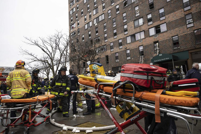 Cháy chung cư ở thành phố New York (Mỹ) khiến 19 người tử vong, bao gồm 9 trẻ em - Ảnh 3.