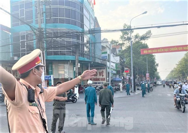 Sơ tán dân, phong tỏa đường xử lý khí gas bị rò rỉ ở xưởng đá lạnh Bình Dương - Ảnh 5. Sơ tán dân, phong tỏa đường xử lý khí gas bị rò rỉ ở xưởng đá lạnh Bình Dương - Ảnh 5.