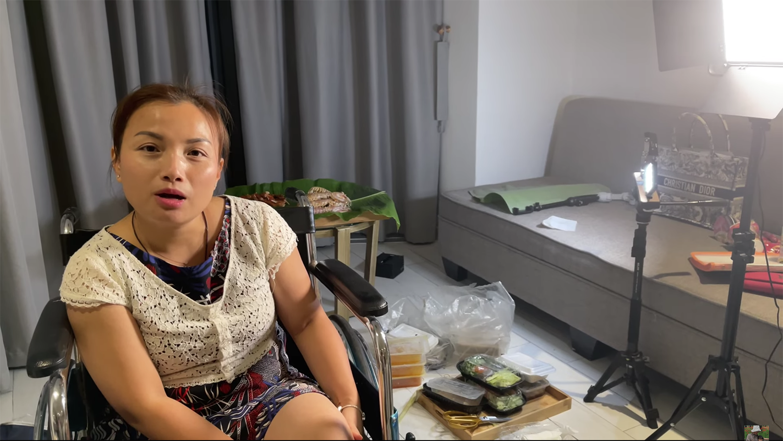 Vừa về Việt Nam, Quỳnh Trần JP bất ngờ gặp tai nạn phải ngồi xe lăn: Trật ngược cái chân lên luôn, tủi thân tới mức bật khóc - Ảnh 3.