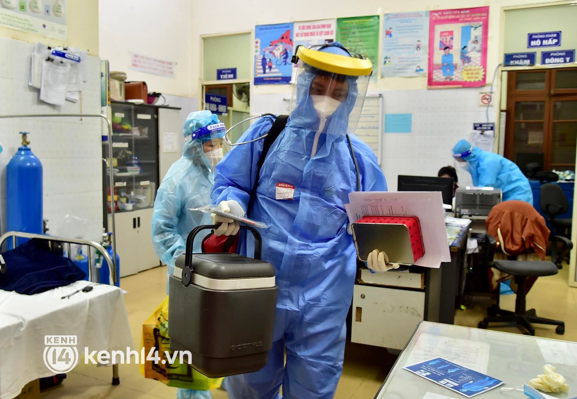 Hà Nội: Tổ y tế phường đến tiêm vaccine phòng Covid-19 tận nhà cho người cao tuổi và nguy cơ cao - Ảnh 1.