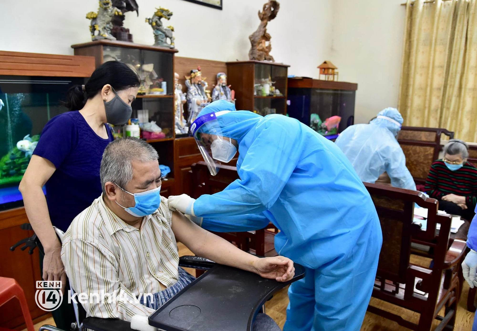 Hà Nội: Tổ y tế phường đến tiêm vaccine phòng Covid-19 tận nhà cho người cao tuổi và nguy cơ cao - Ảnh 12.