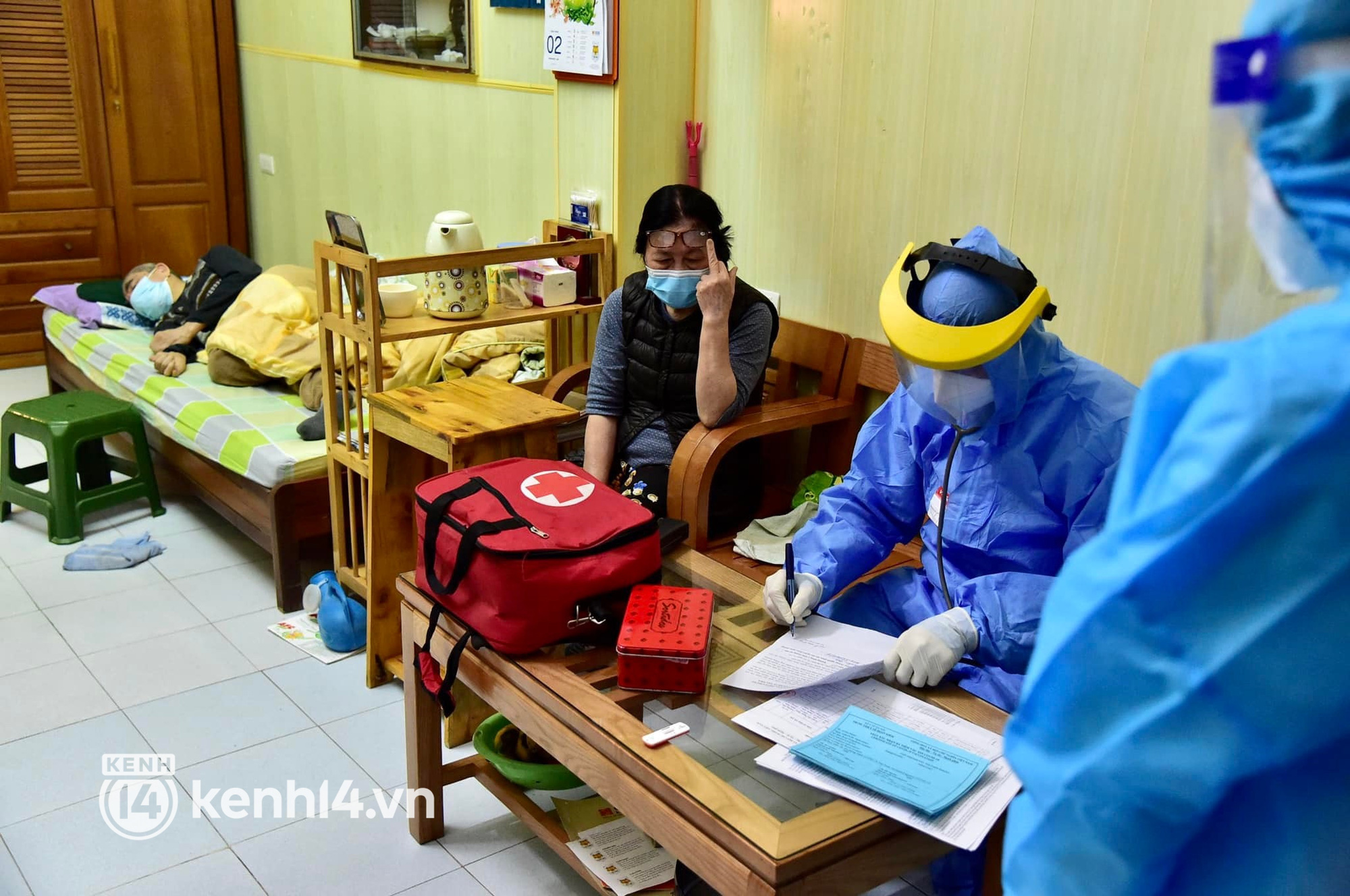 Hà Nội: Tổ y tế phường đến tiêm vaccine phòng Covid-19 tận nhà cho người cao tuổi và nguy cơ cao - Ảnh 4.