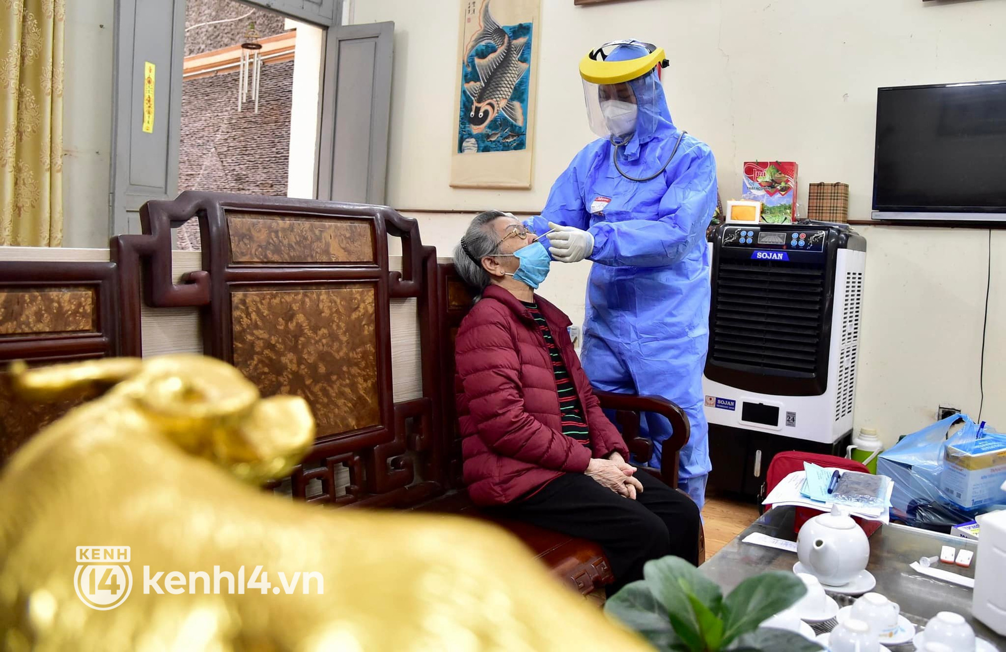 Hà Nội: Tổ y tế phường đến tiêm vaccine phòng Covid-19 tận nhà cho người cao tuổi và nguy cơ cao - Ảnh 9.
