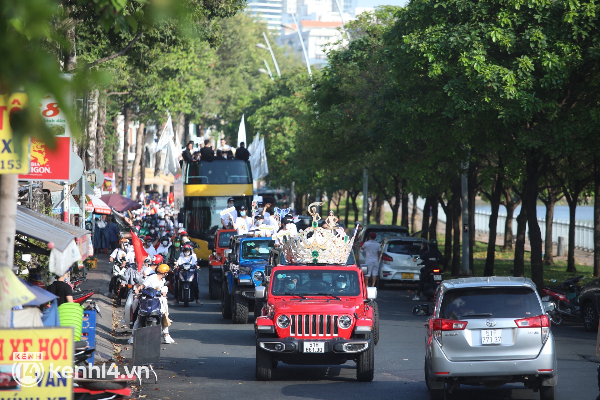 Trực tiếp buổi diễu hành đón Thuỳ Tiên tại TP.HCM: Fan chạy theo kín cả đường phố, Tân Miss Grand lộ diện cực xinh! - Ảnh 14.