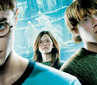 Thách bạn tìm ra điểm KÌ DỊ ở poster Harry Potter này, một nhân vật bị hủy dung đang chờ hội tinh mắt cứu mạng! - Ảnh 3.