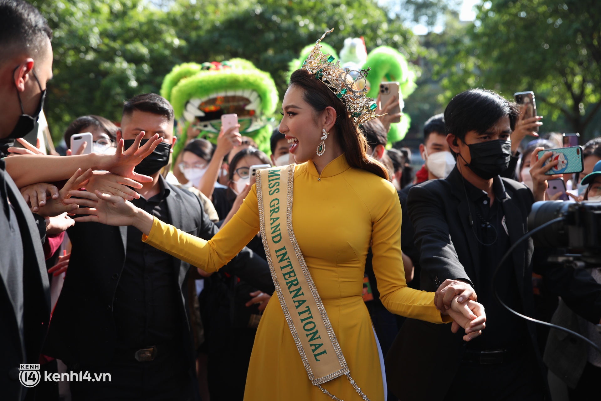 Trực tiếp buổi diễu hành đón Thuỳ Tiên tại TP.HCM: Fan chạy theo kín cả đường phố, Tân Miss Grand lộ diện cực xinh! - Ảnh 20.