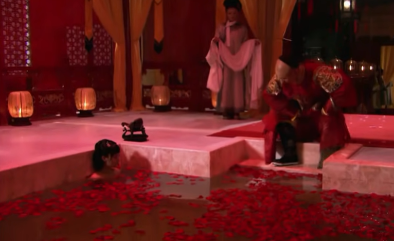 B&iacute; mật cảnh thị tẩm đắt đỏ nhất Ch&acirc;n Ho&agrave;n Truyện: Thấy T&ocirc;n Lệ tắm, ho&agrave;ng thượng liền c&oacute; phản ứng đ&aacute;ng ch&uacute; &yacute;? - Ảnh 7.