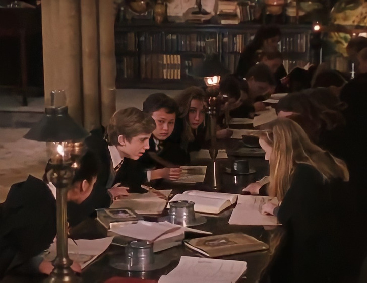 Không thể tin Harry Potter dám cắt bỏ 7 cảnh phim xuất sắc này: Harry hát tệ muốn xỉu, cặp Ron - Hermione có khoảnh khắc siêu ngọt! - Ảnh 2.