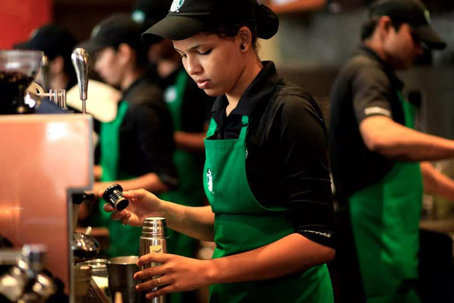 Luật ngầm trong mỗi cửa hàng Starbucks khiến nhân viên không được xịt nước hoa, sơn móng tay hay… nhíu mày, đọc xong chỉ muốn tiền đình! - Ảnh 1.