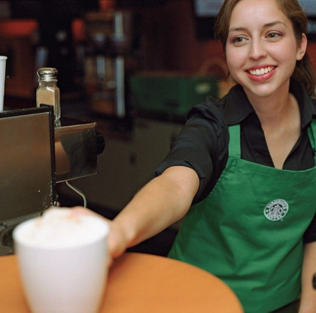 Luật ngầm trong mỗi cửa hàng Starbucks khiến nhân viên không được xịt nước hoa, sơn móng tay hay… nhíu mày, đọc xong chỉ muốn tiền đình! - Ảnh 3.