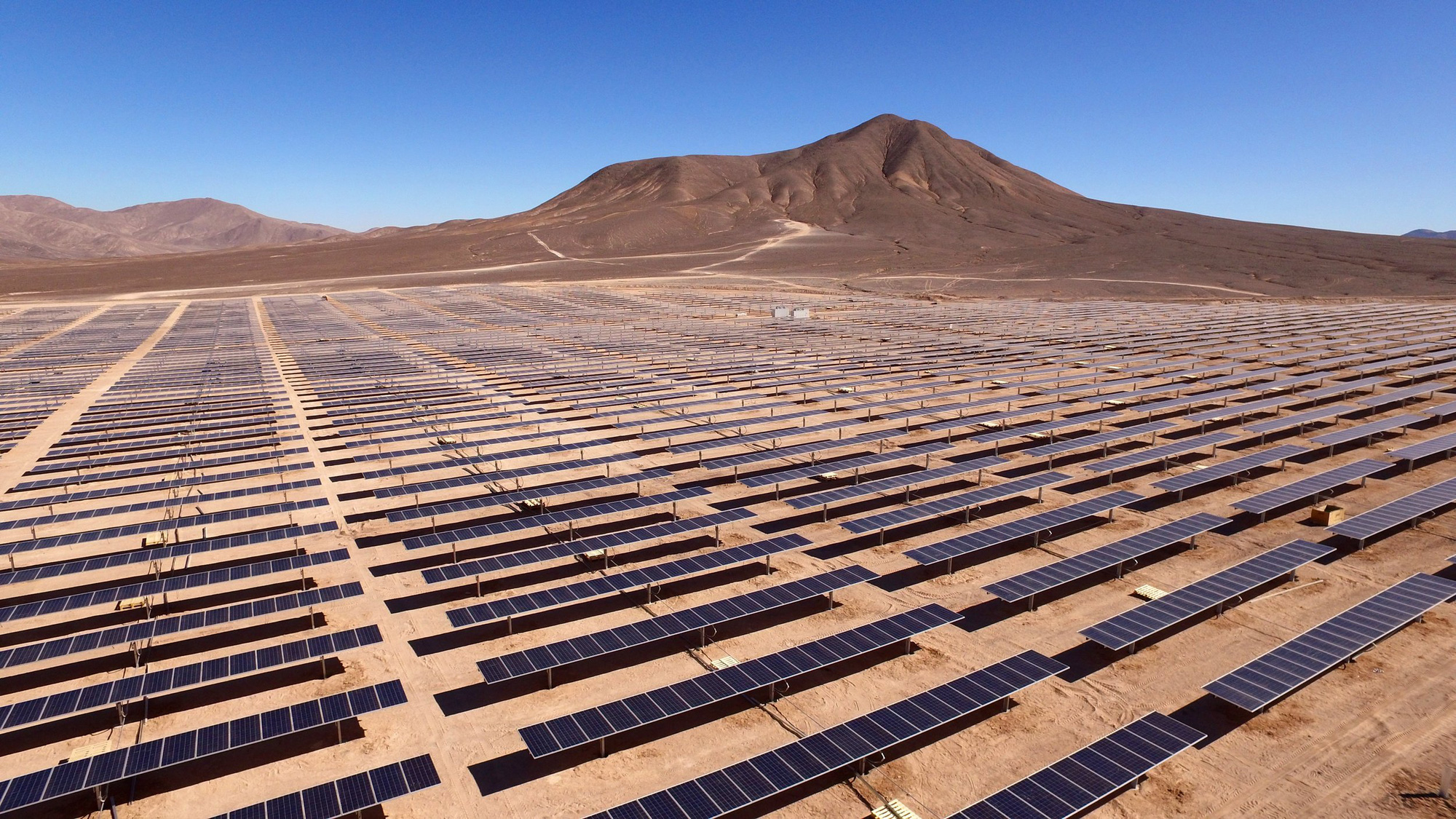 Mỗi năm sa mạc Sahara nhận năng lượng nhiều hơn mức tiêu thụ của nhân loại tới 100 lần, tại sao không phủ kín nó bằng pin Mặt trời? - Ảnh 2.