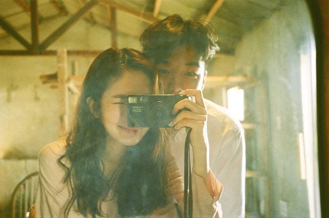 Phần lớn tình yêu ở độ tuổi chưa bị cơm áo gạo tiền đè nặng là người trước trồng cây, người sau sẽ hưởng bóng mát - Ảnh 1. Phần lớn tình yêu ở độ tuổi chưa bị cơm áo gạo tiền đè nặng là người trước trồng cây, người sau sẽ hưởng bóng mát - Ảnh 1.