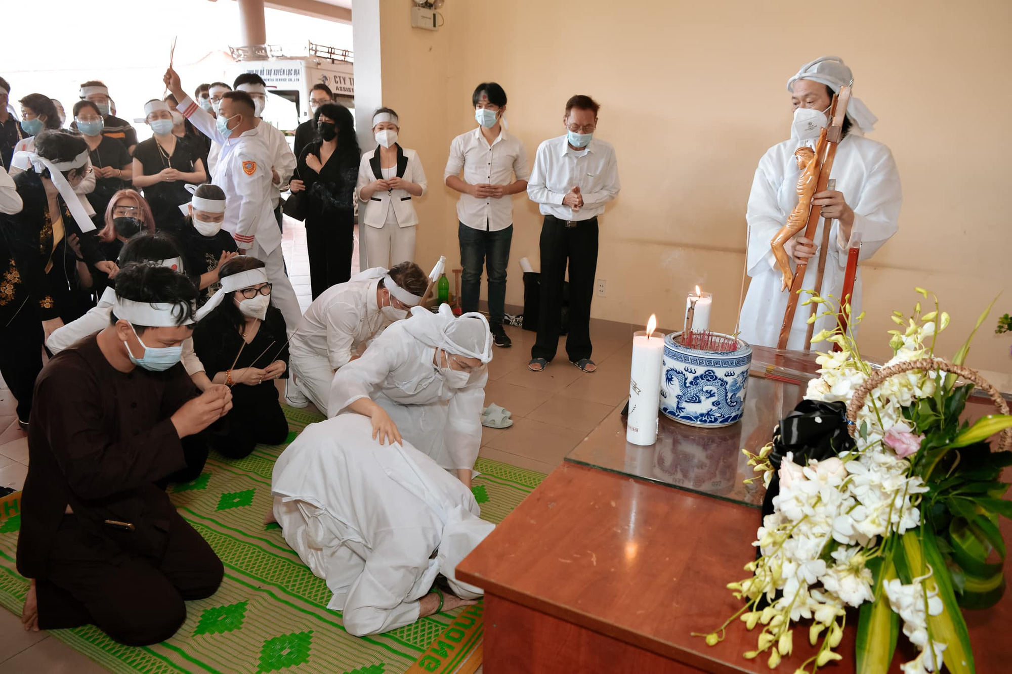 Dương Triệu Vũ đăng loạt ảnh trong đám tang bố, NS Hoài Linh ngã quỵ trước linh cữu - Ảnh 9.