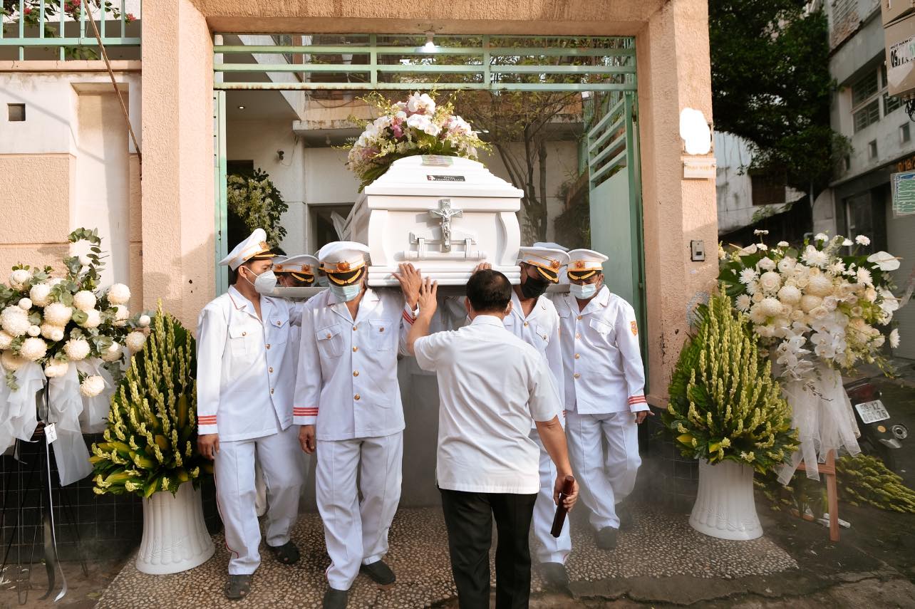 Dương Triệu Vũ đăng loạt ảnh trong đám tang bố, NS Hoài Linh ngã quỵ trước linh cữu - Ảnh 14.