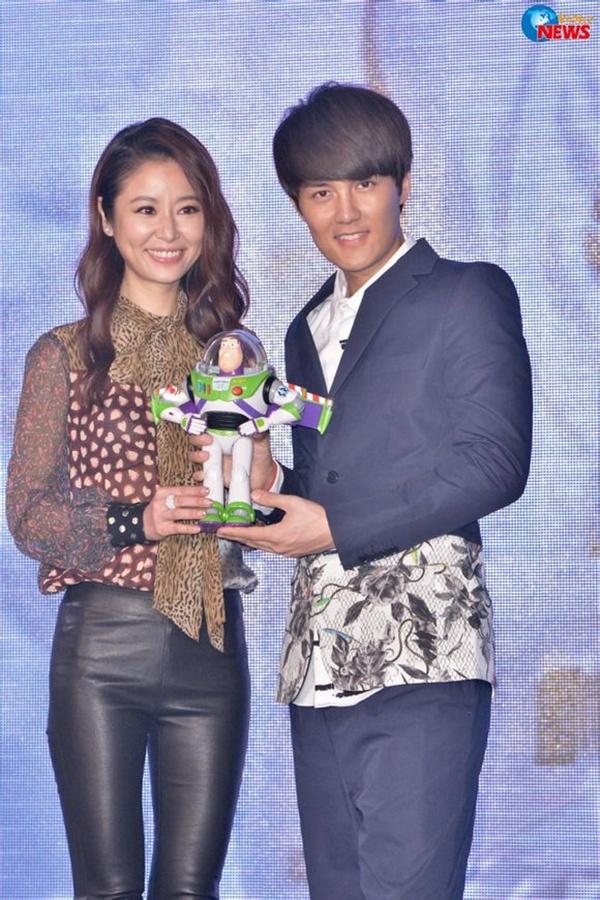 Kẻ đeo bám đáng sợ nhất showbiz: Quấy rối minh tinh hạng A 24/7, có phản ứng sinh lý khi đóng chung và bàn tay hư mọi lúc mọi nơi - Ảnh 9. Kẻ đeo bám đáng sợ nhất showbiz: Quấy rối minh tinh hạng A 24/7, có phản ứng sinh lý khi đóng chung và bàn tay hư mọi lúc mọi nơi - Ảnh 9.