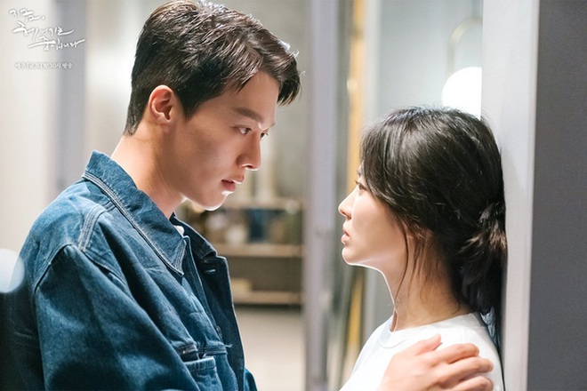 Có mấy cặp đôi phim Hàn thích ngược nhau tơi bời: Khổ nhất là Jisoo (BLACKPINK), yêu Jung Hae In mà toàn bị dọa giết - Ảnh 5.