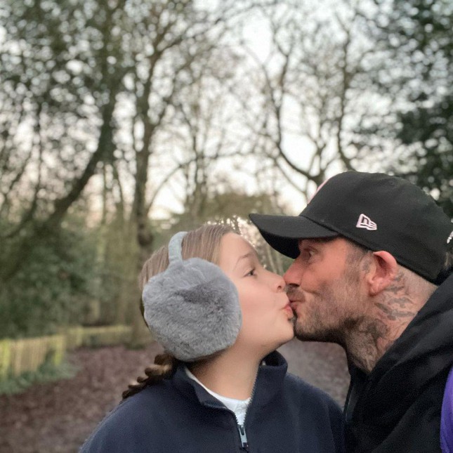 Đăng ảnh hôn môi con gái, David Beckham bị ném đá dữ dội - Ảnh 2.