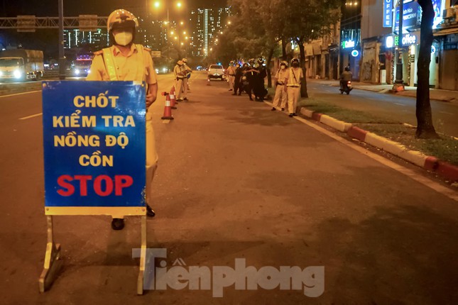 T&agrave;i xế m&eacute;o mặt v&igrave; uống v&agrave;i lon gặp ngay CSGT - Ảnh 2.