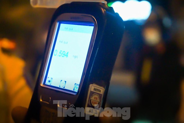 T&agrave;i xế m&eacute;o mặt v&igrave; uống v&agrave;i lon gặp ngay CSGT - Ảnh 5.