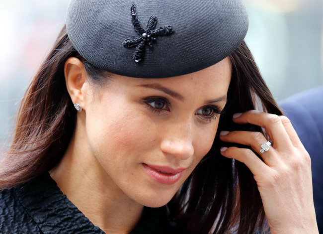 Không thua kém Công nương Kate, Meghan được thừa hưởng loạt báu vật từ mẹ chồng Diana, nổi tiếng nhất là món đồ này - Ảnh 1.