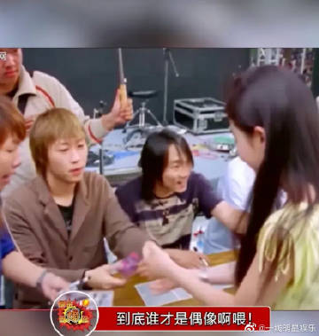 Ai th&egrave;m c&aacute;i danh Tiểu Long Nữ đẹp nhất, Lưu Diệc Phi từng tung c&uacute; nổ nhan sắc với m&agrave;n đu idol đỉnh cao n&agrave;y đ&acirc;y! - Ảnh 4.