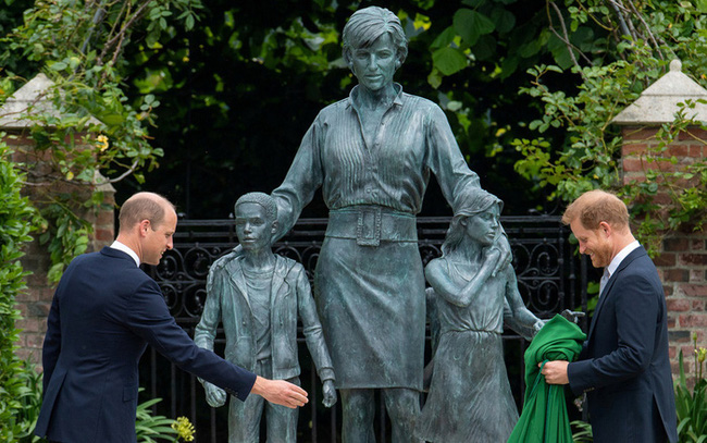 Vợ chồng Meghan ném quả bom mới, tuyên bố muốn đưa hai con về hoàng gia nhưng không thể và đây là lý do - Ảnh 3.