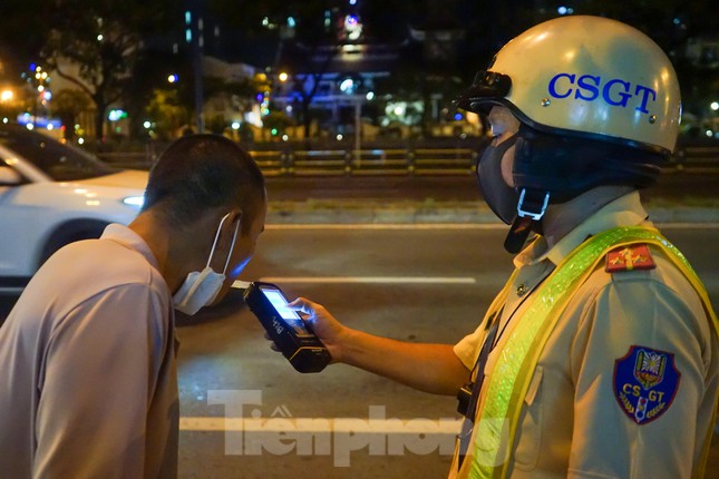 T&agrave;i xế m&eacute;o mặt v&igrave; uống v&agrave;i lon gặp ngay CSGT - Ảnh 7.