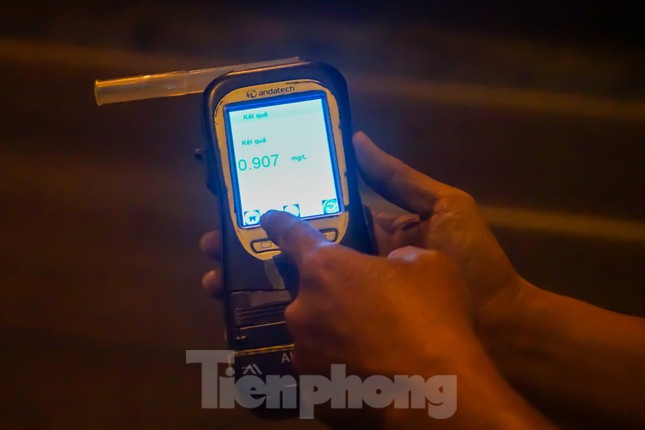 T&agrave;i xế m&eacute;o mặt v&igrave; uống v&agrave;i lon gặp ngay CSGT - Ảnh 8.