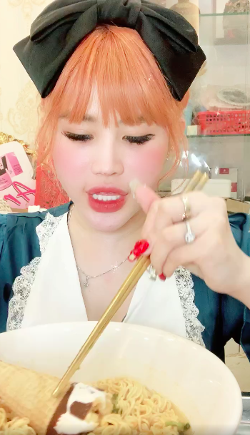 Trần My livestream ăn mì sau vụ “choảng nhau” với Trang Nemo, tiết lộ “vẫn còn bị bầm nên không mặc được áo hai dây”? - Ảnh 1.