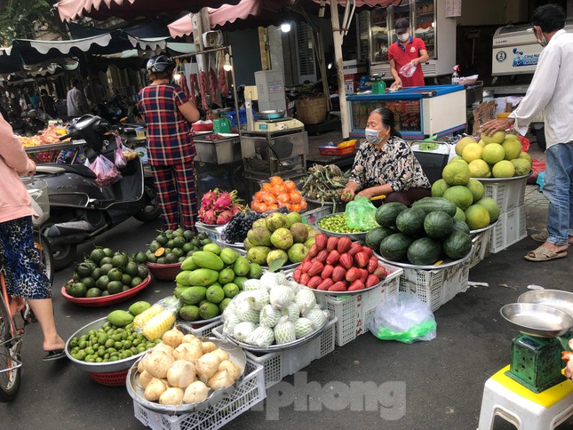 Rằm tháng Chạp: Hoa trái ê hề, giá rẻ chưa từng thấy - Ảnh 2.